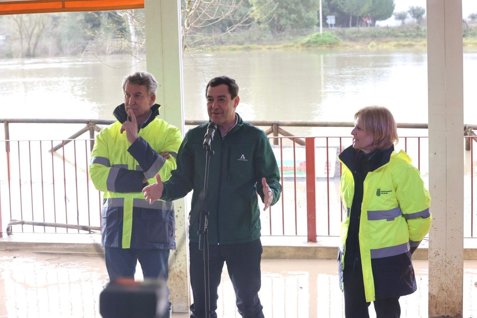 Imágenes de la visita de Alberto Núñez Feijóo y Juanma Moreno a las zonas inundadas de Jerez