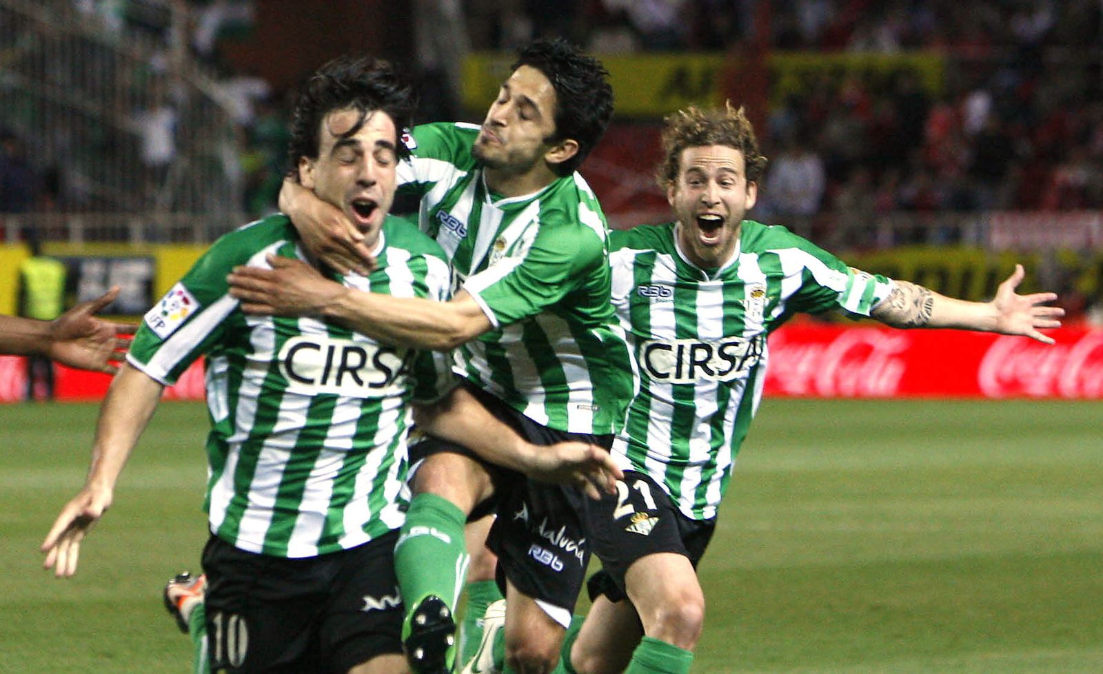 Beñat celebra uno de sus goles al Sevilla con la camiseta del Betis.