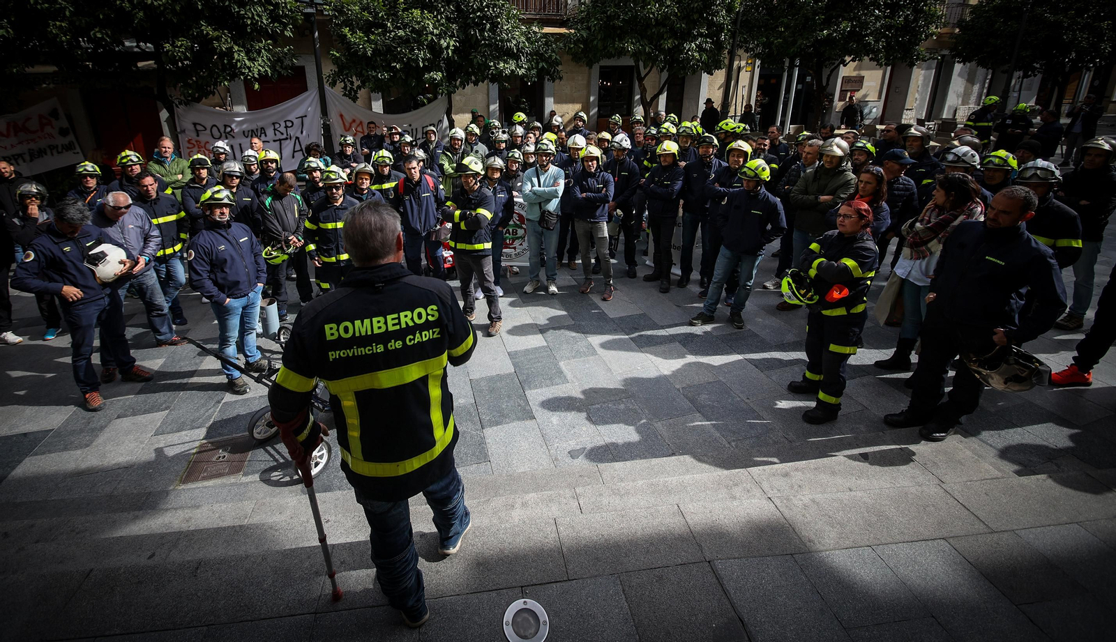 Los bomberos de Jerez marchan hasta el Ayuntamiento