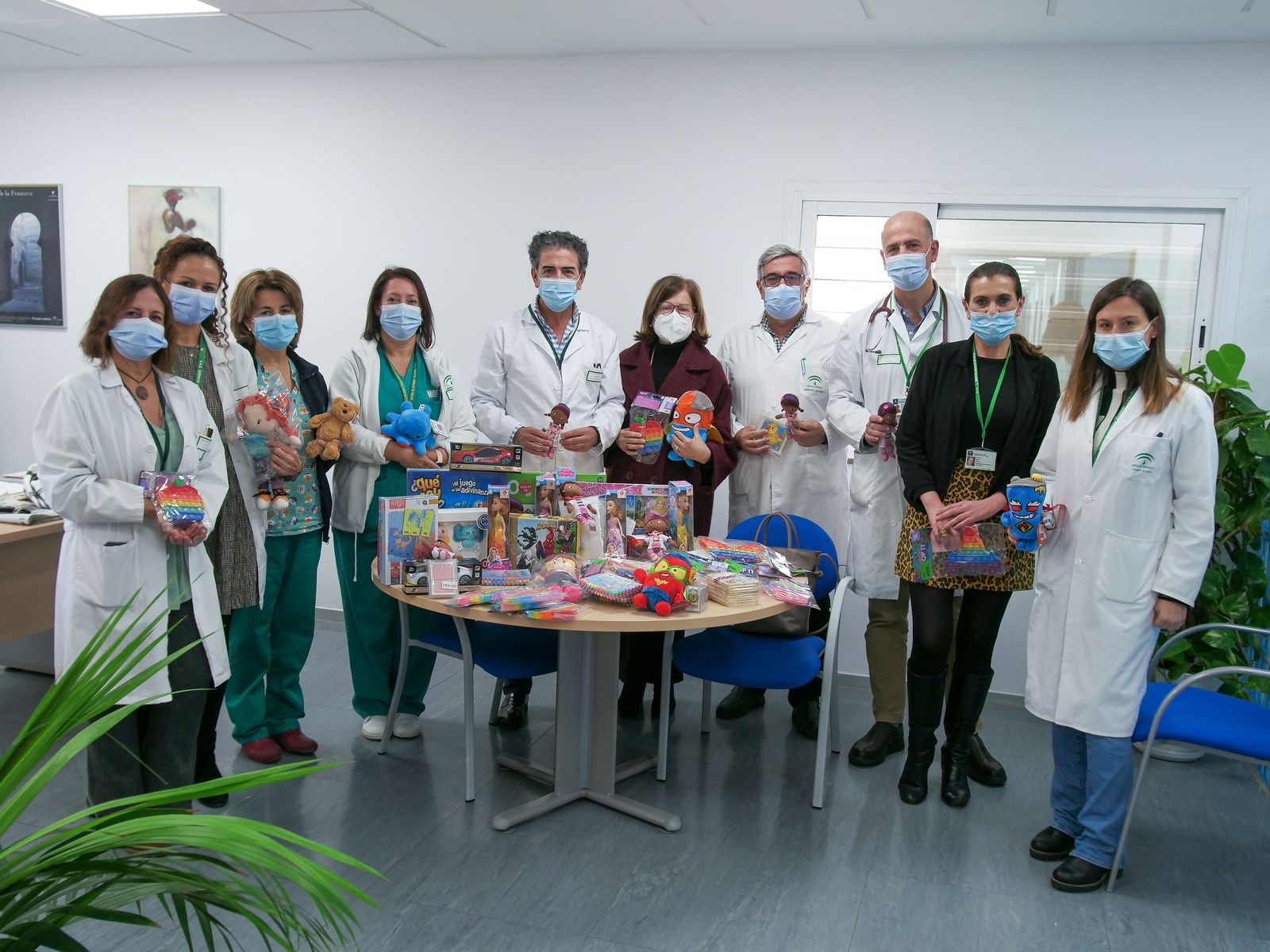 Entrega de material didáctico y juguetes al Servicio de Pediatría del Hospital de Jerez.