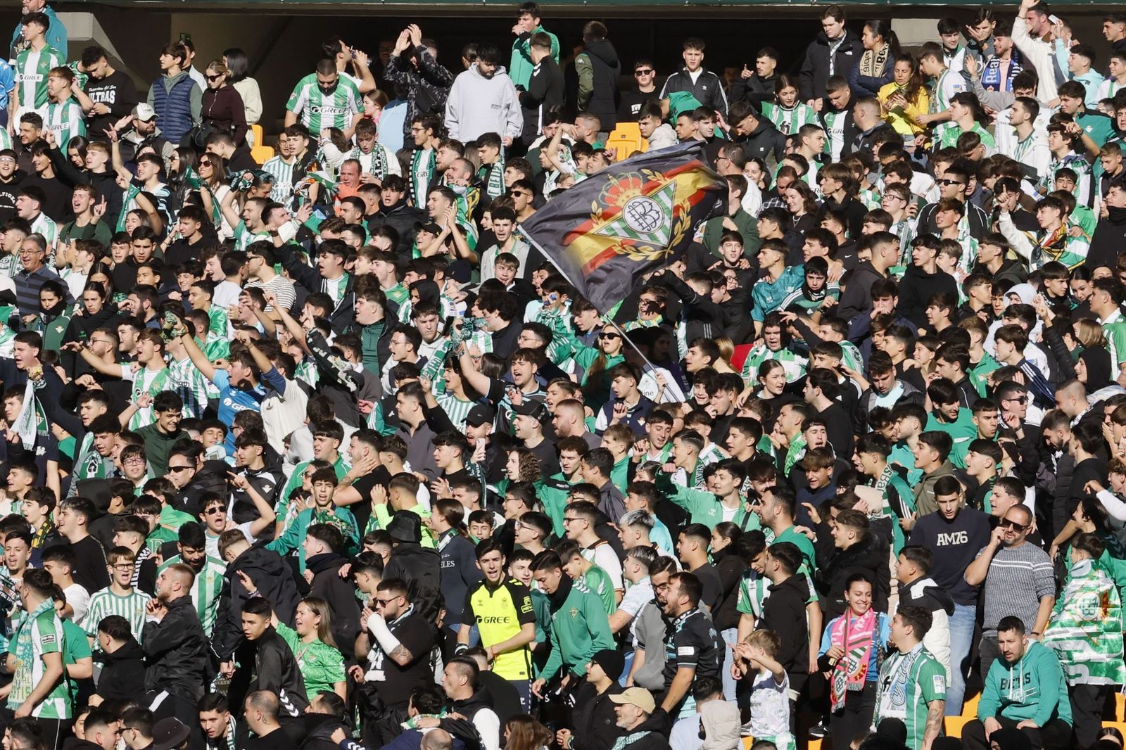 Aficionados del Betis, en el entrenamiento previo al primer derbi de la temporada.