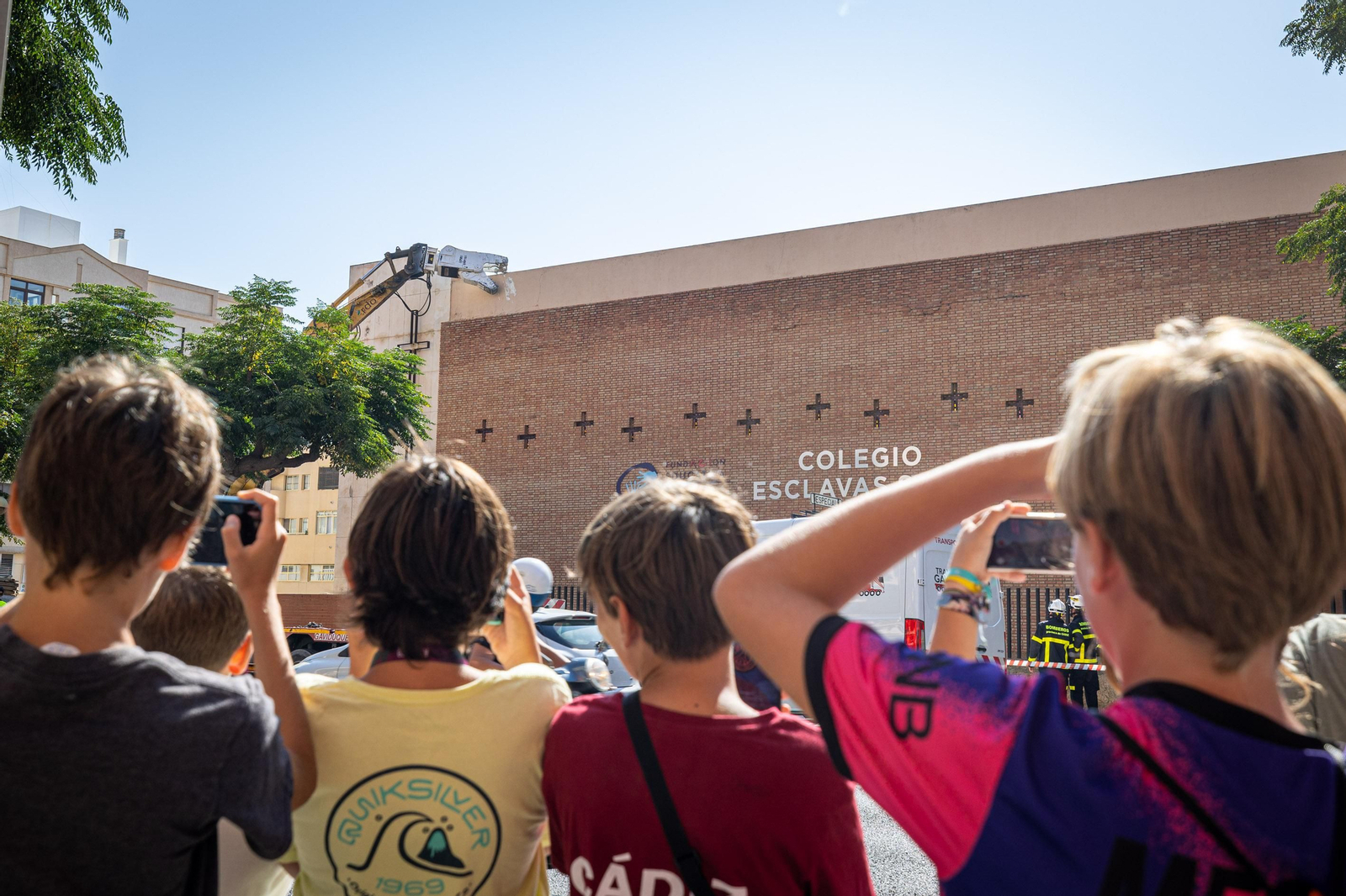 Así ha sido la demolición de la fachada del colegio Las Esclavas de Cádiz