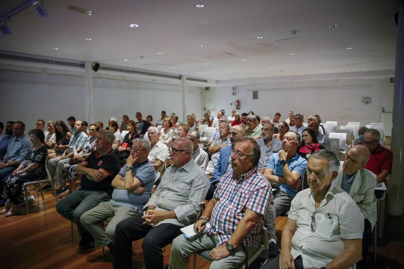 Las imágenes de la conferencia dentro de la "Semana Cultural Puerta Europa" de Ginés Valera en Almería