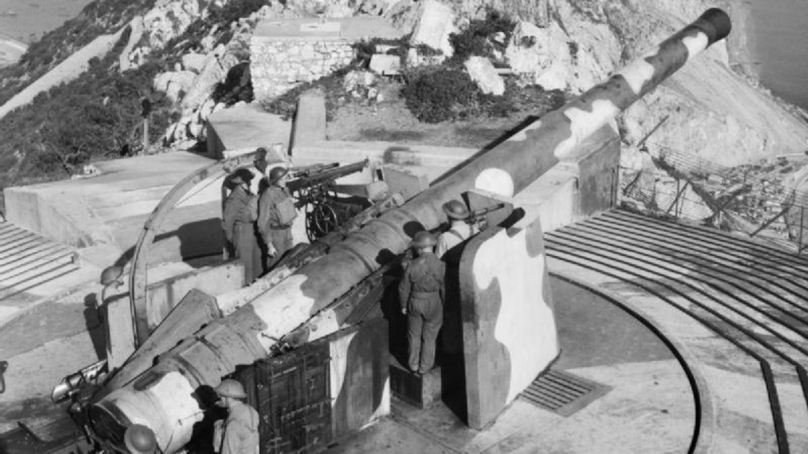 Un cañón de defensa costera en la cima de Gibraltar, en 1942.
