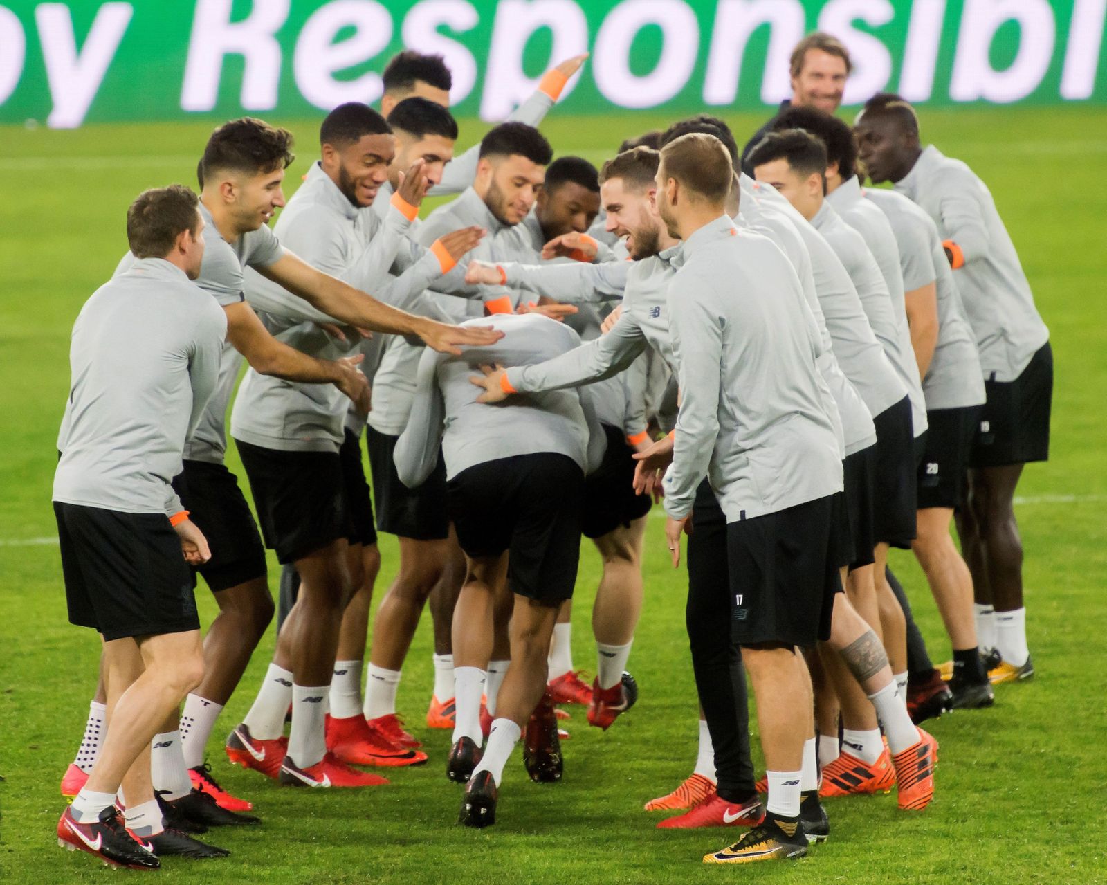 La plantilla del Liverpool se divierte en el entrenamiento celebrado ayer en el Sánchez-Pizjuán.