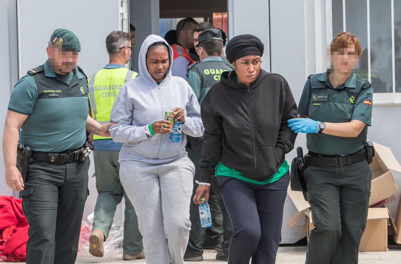 Varios de los inmigrantes llegados hoy al puerto de Tarifa.