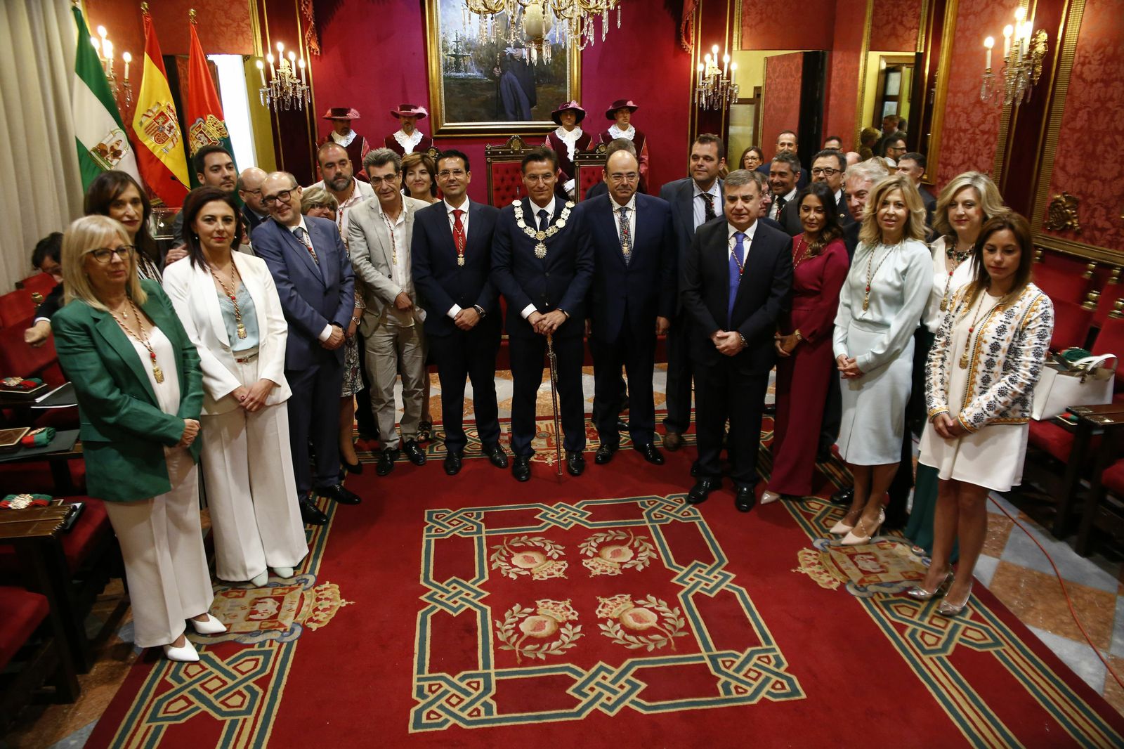 Los 27 concejales del nuevo Ayuntamiento de Granada, durante la toma de posesión del alcalde.