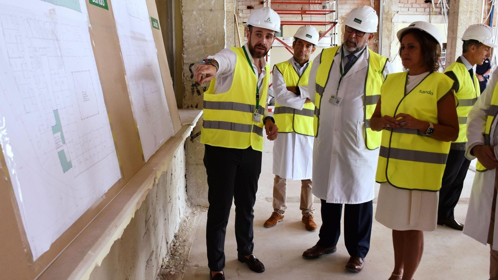 La anterior consejera de Salud en una visita a la obra en el verano de 2023. La anterior consejera de Salud en una visita a la obra en el verano de 2023.