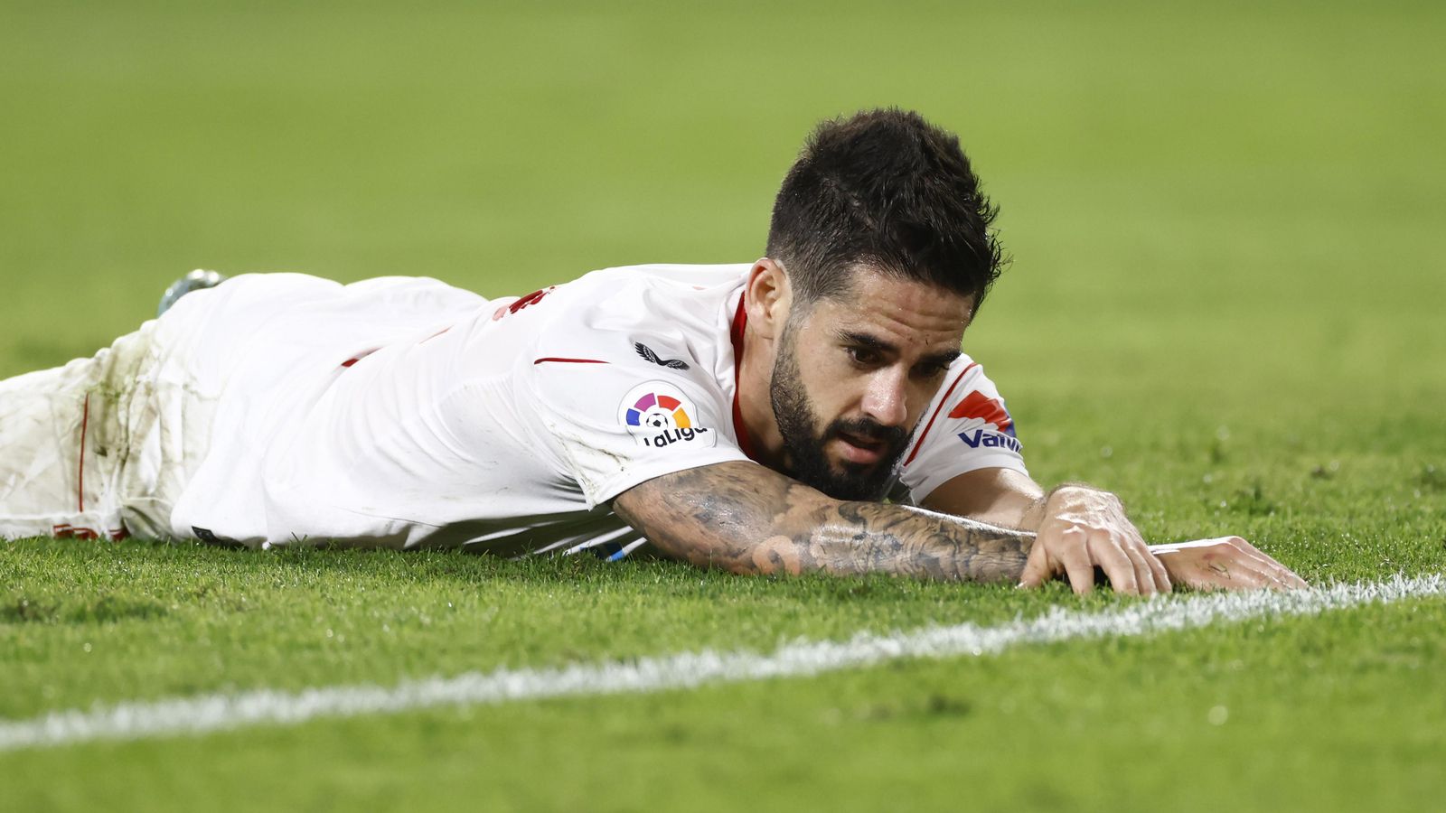 Isco se lamenta en el césped después de su ocasión.