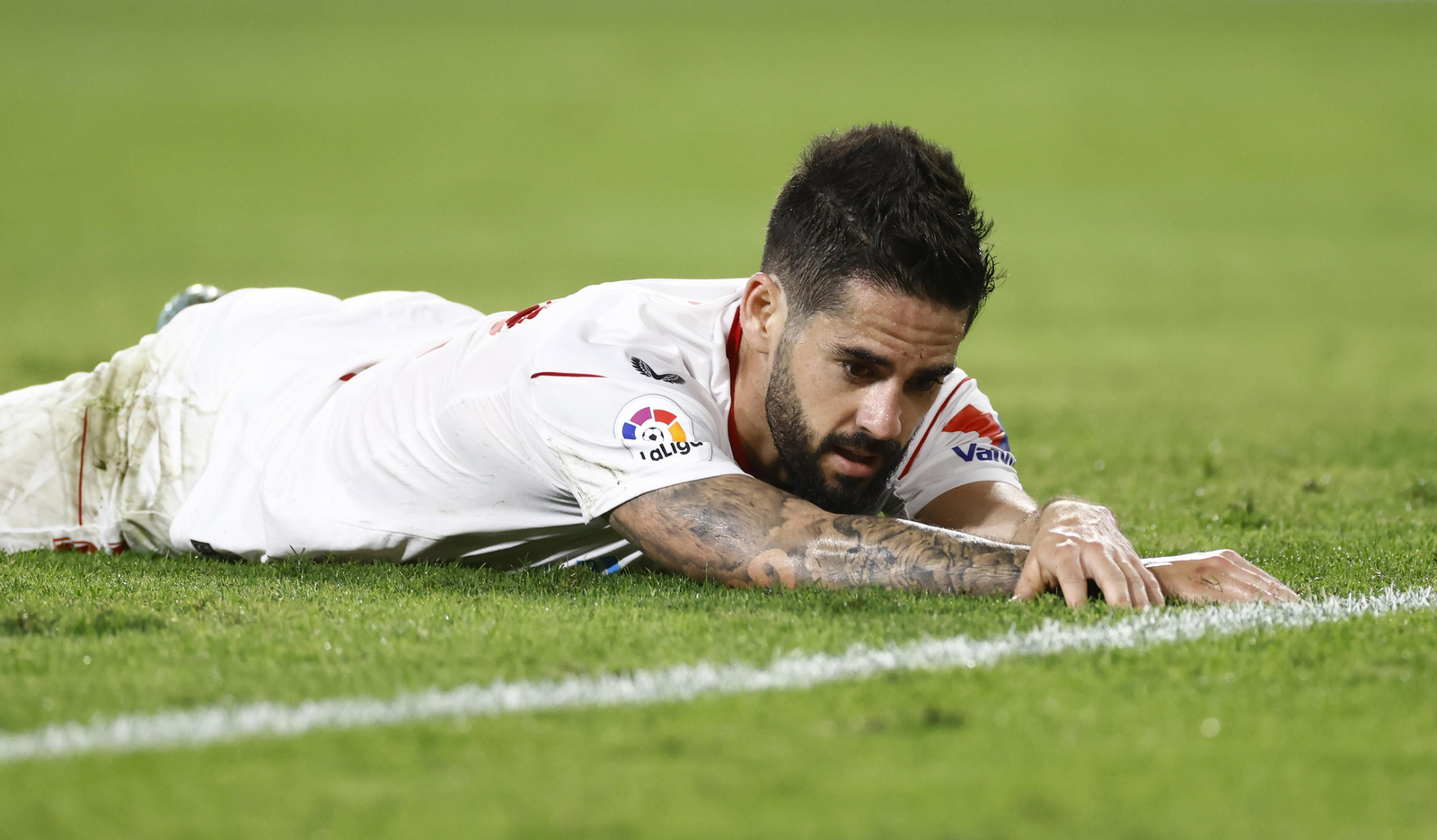 Isco se lamenta en el césped en un partido del Sevilla.