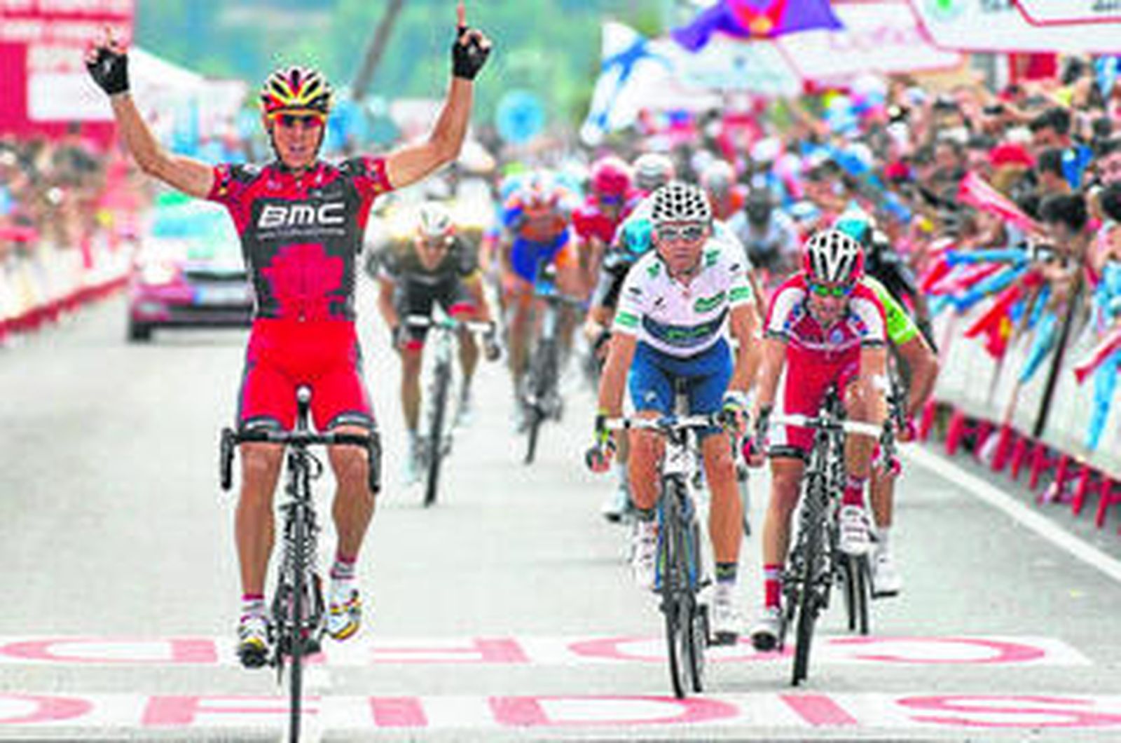 Gilbert levanta los brazos en señal de triunfo al salir victorioso en el sprint final de la etapa.