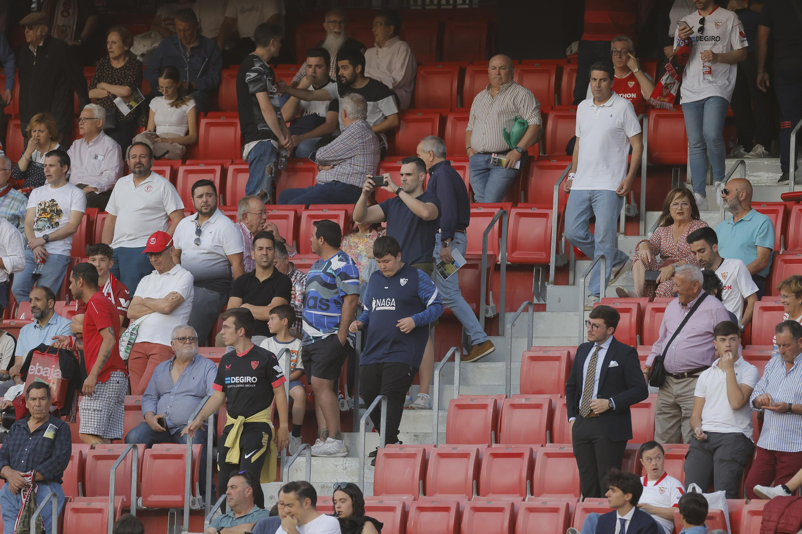 Búscate en las fotos del Sevilla -Villarreal