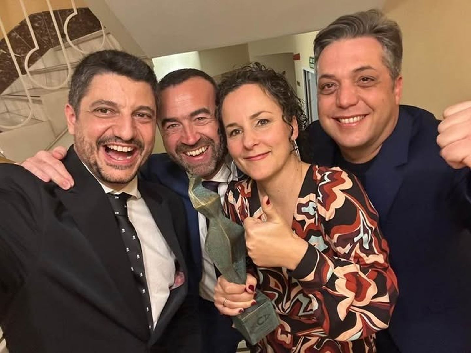 Ángeles Martínez, Antonio Gómez, Paco Ortiz y José Carlos de la Isla, con el premio.