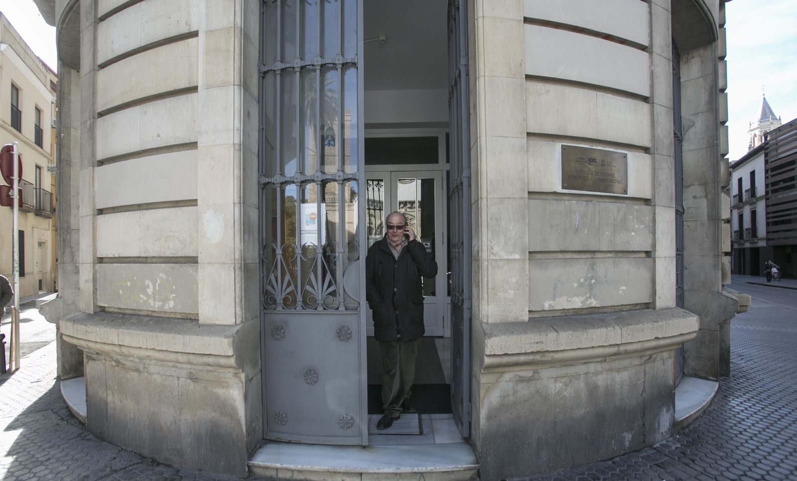 Un hombre sale de la Hemeroteca Municipal, en Almirante Apodaca.
