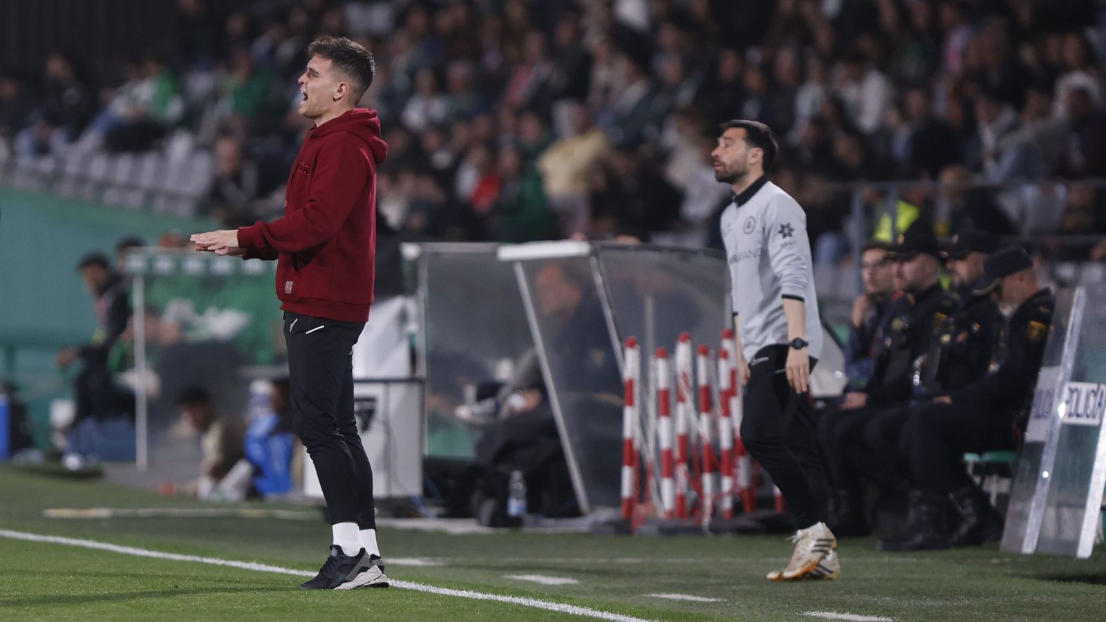 Carles Manso ordena a sus jugadores durante el Córdoba CF-Andorra.