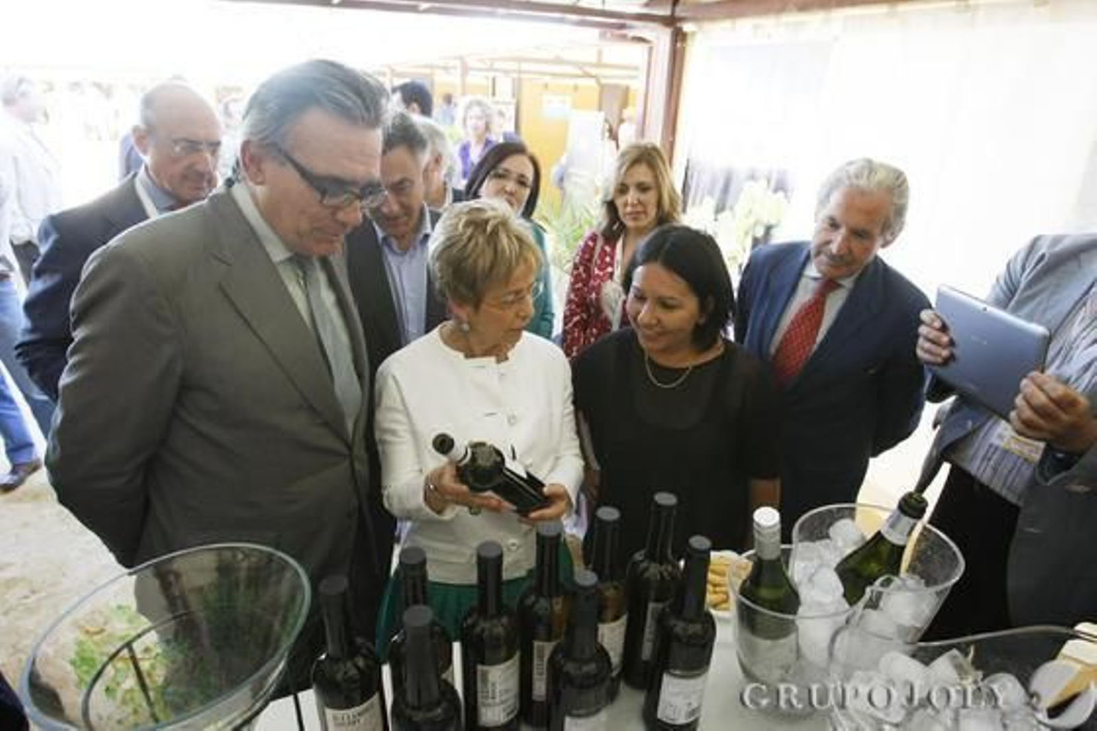 Víboras, ayer junto a responsables municipales en el stand de Aecovi.

Foto: Pascual