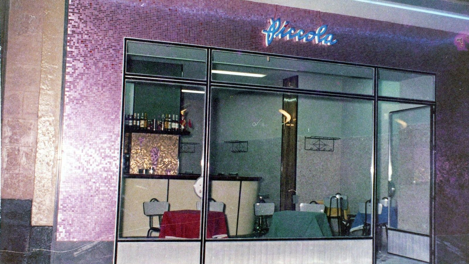 La fachada de la Cafetería Bar Piccola, recién inaugurado en 1962.