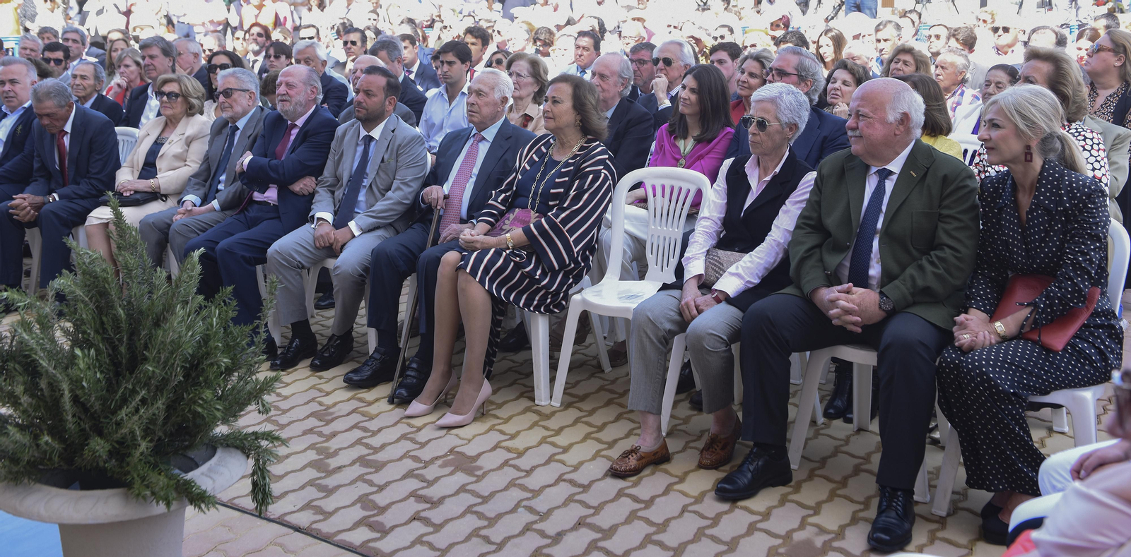 La Inauguración del monumento a Curro Romero en la plaza de toros de La Algaba, en imágenes