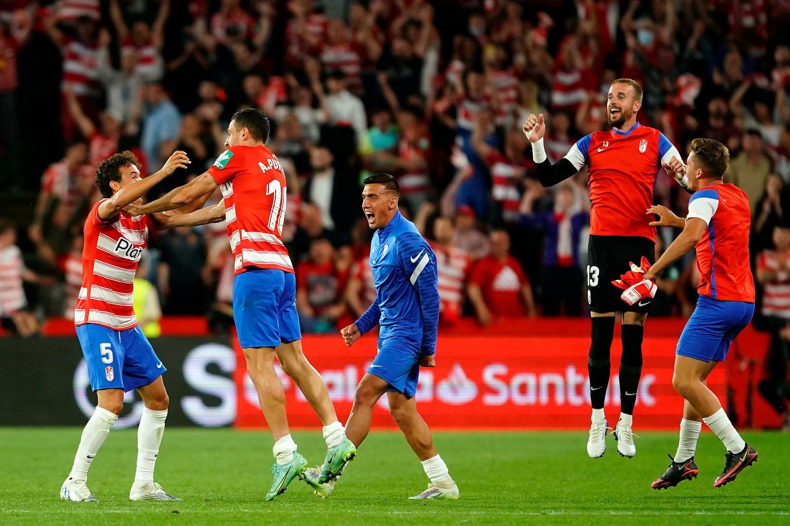 Varios jugadores del Granada celebran la victoria ante el Athletic Club