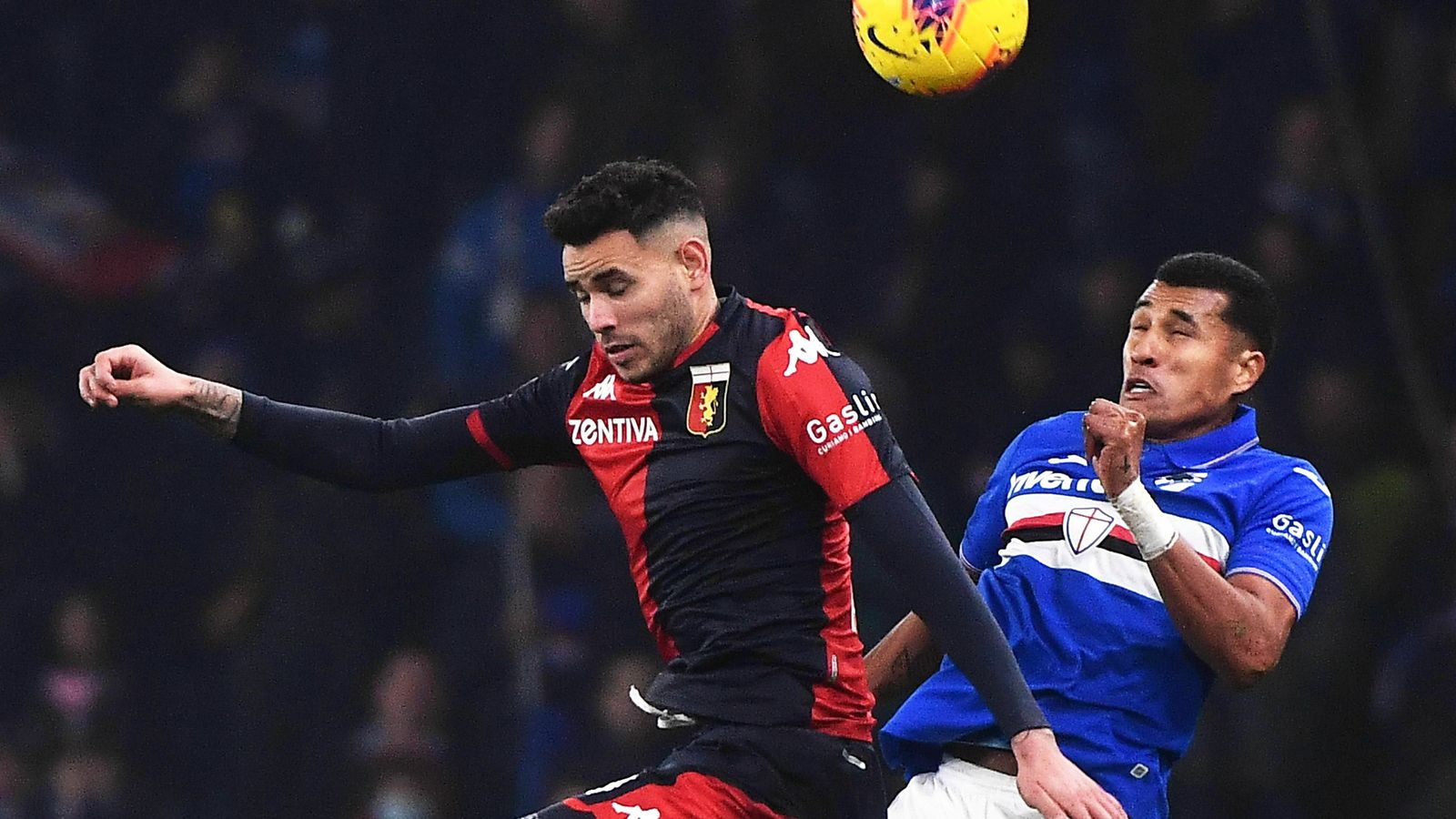 Tonny Sanabria disputa el balón con Jaison Murillo.