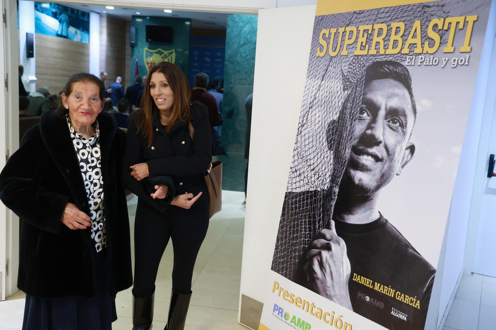 Basti: La presentación de su libro en La Rosaleda, en fotos