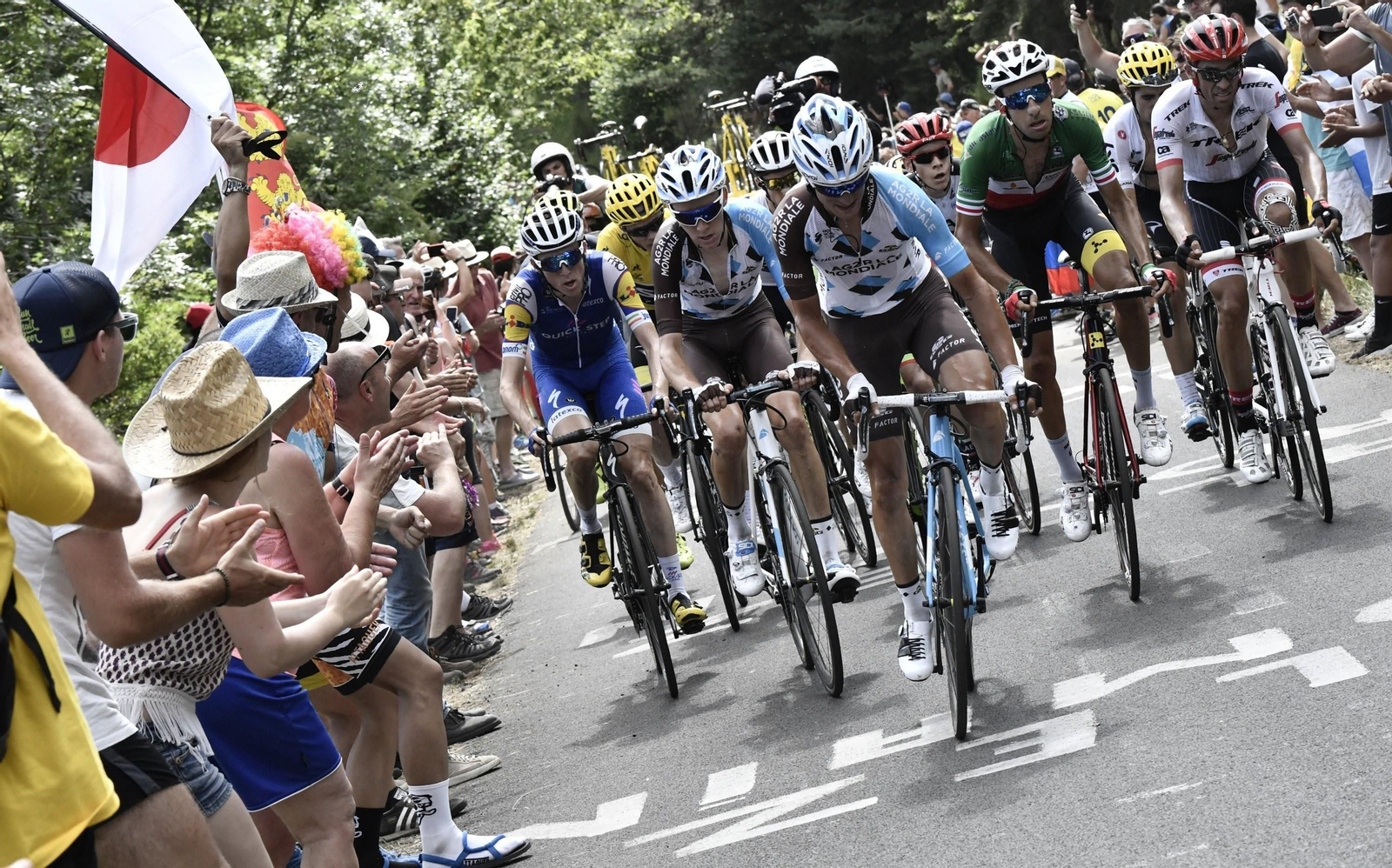 El grupo de favoritos, durante la subida del domingo al Col de Peyra Taillade.