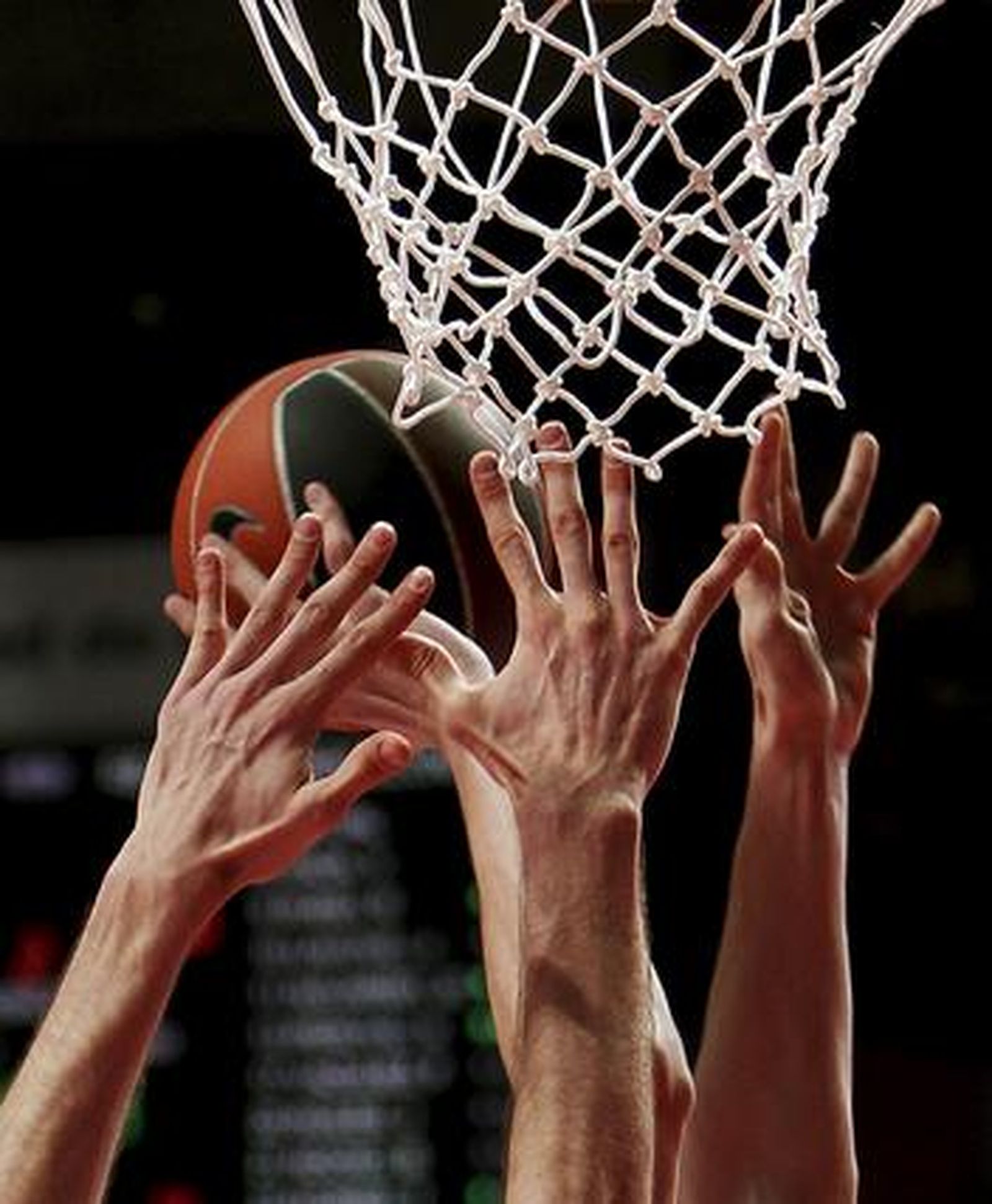 El Barcelona vence en la final de la Copa del Rey ante el Real Madrid por segundo año consecutivo  (68-60). / EFE