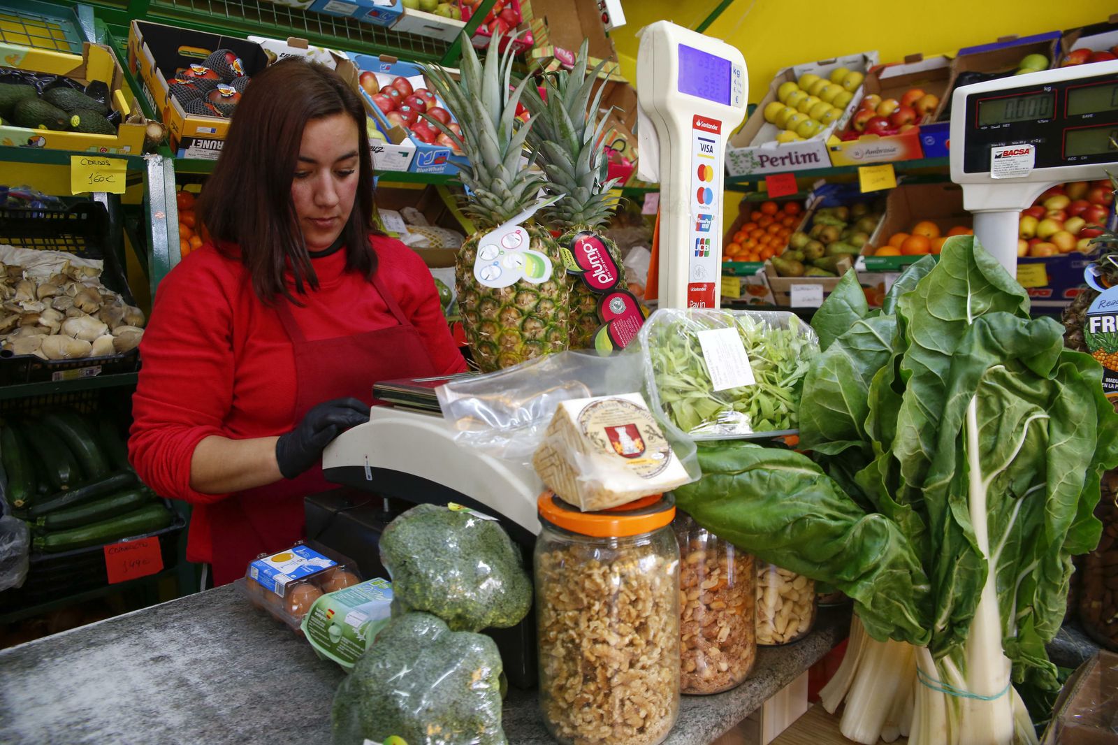 Una trabajadora de una frutería granadina