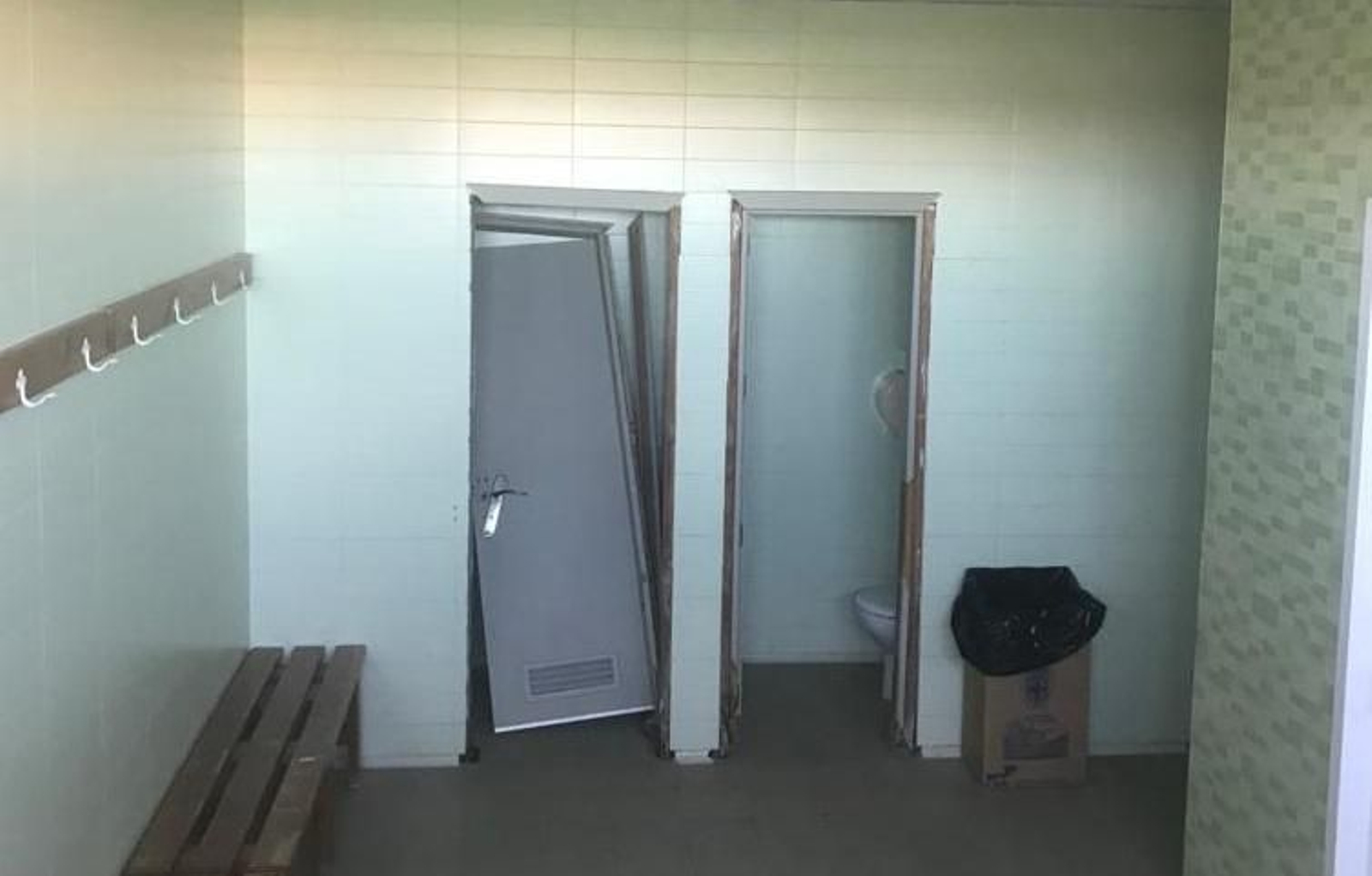 Puertas descolgadas o arrancadas en la Ciudad Deportiva La Cañada.