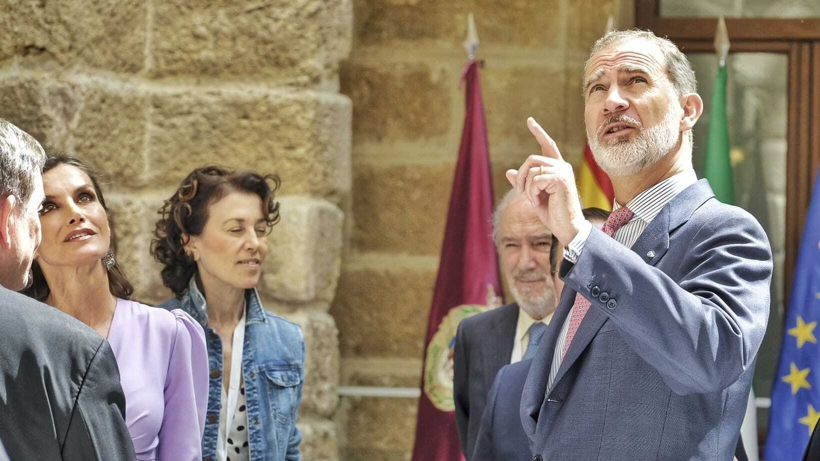 El Rey Felipe observa el patio principal de la Casa de Iberoamérica.