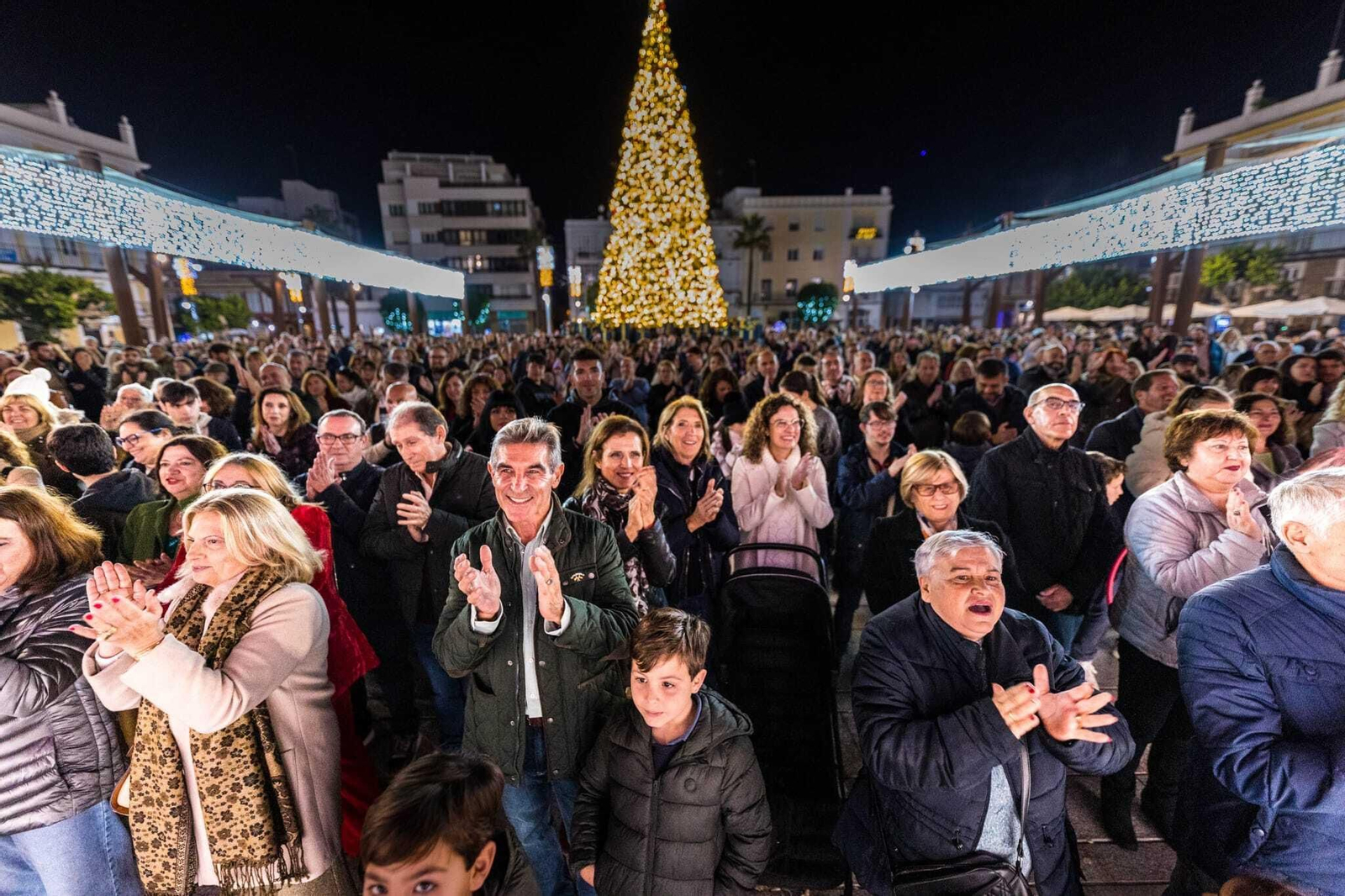 Las imágenes del concierto navideño de The Playbillers en la plaza del Rey de San Fernando