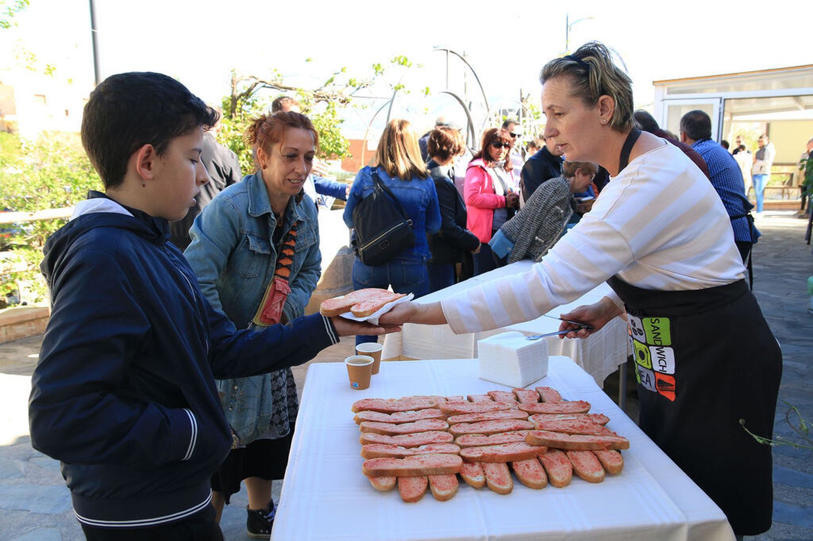 Desayuno saludable del año pasado con pan, tomate y aceite.