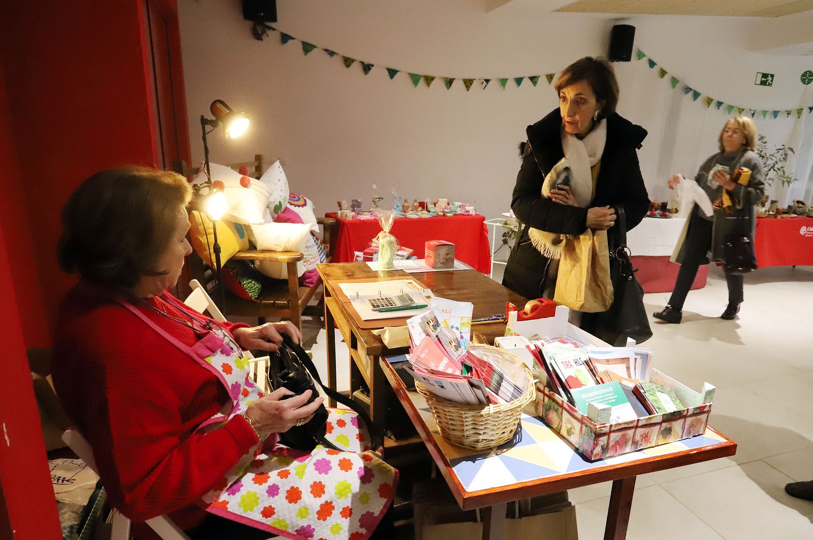 Imágenes del mercado navideño de Cáritas
