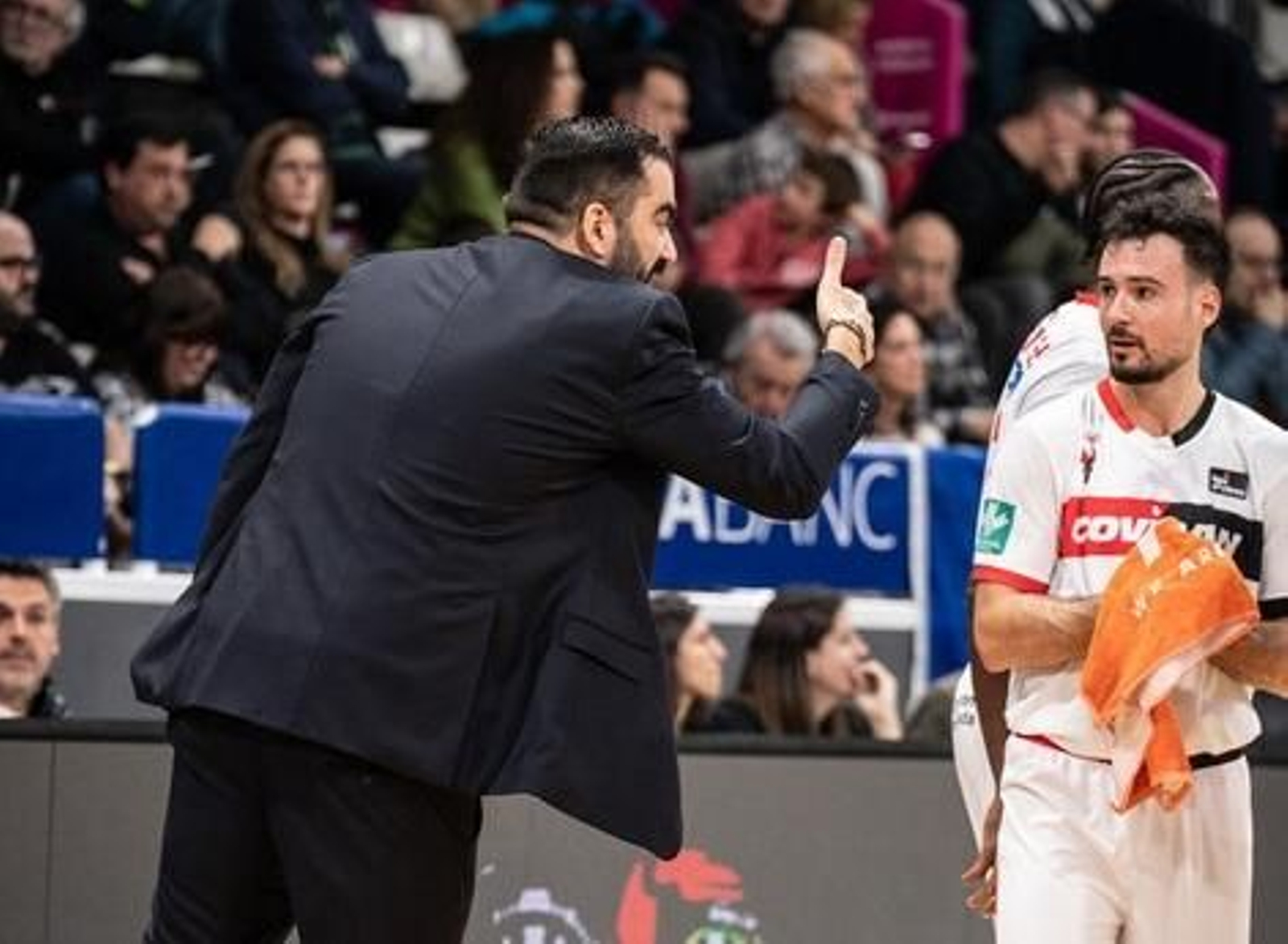 Ramón Díaz da instrucciones a sus jugadores.