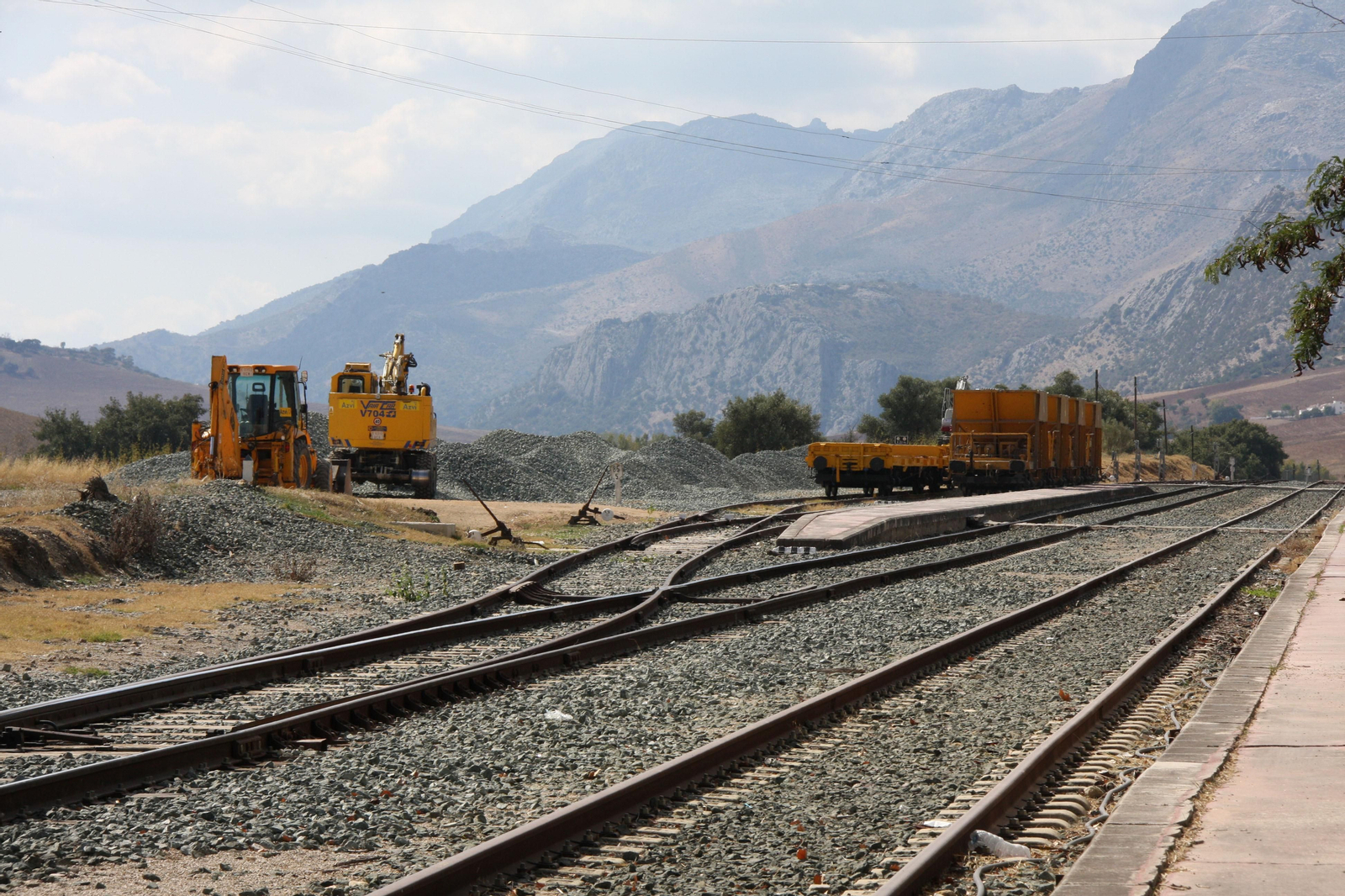 La línea ferroviaria a su paso por Ronda.