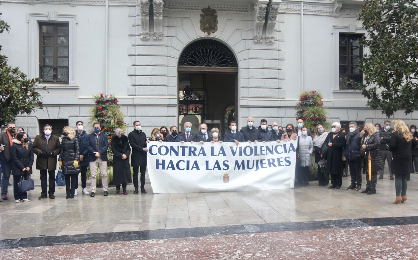 Concentración en el Ayuntamiento de Granada en pulsa ante el asesinato machista en Fuentes de Cesna