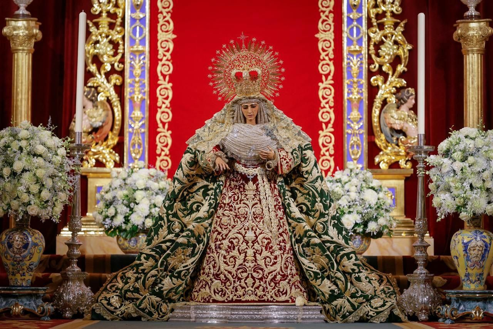 La Virgen porta también la toca realizada por Alfonso Aguilar