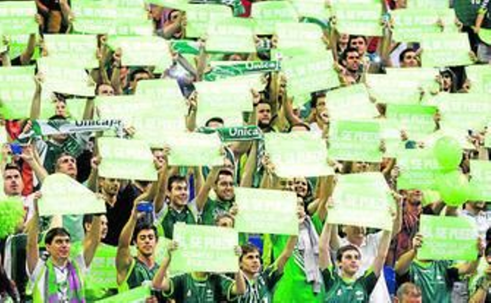 La afición apoya durante el partido del martes.