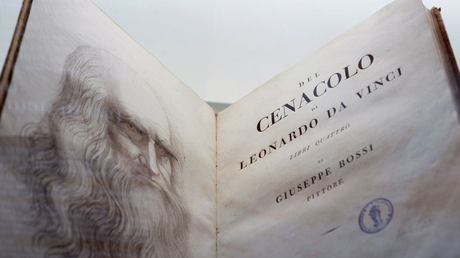 Uno de los libros sobre Da Vinci que pueden verse en la Biblioteca Nacional.