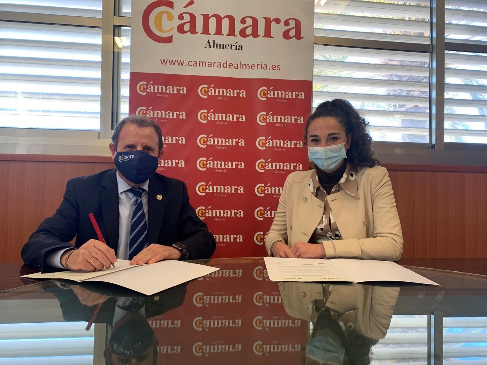 Jerónimo Parra, presidente de la Cámara de Almería, y María Montagut del IAM