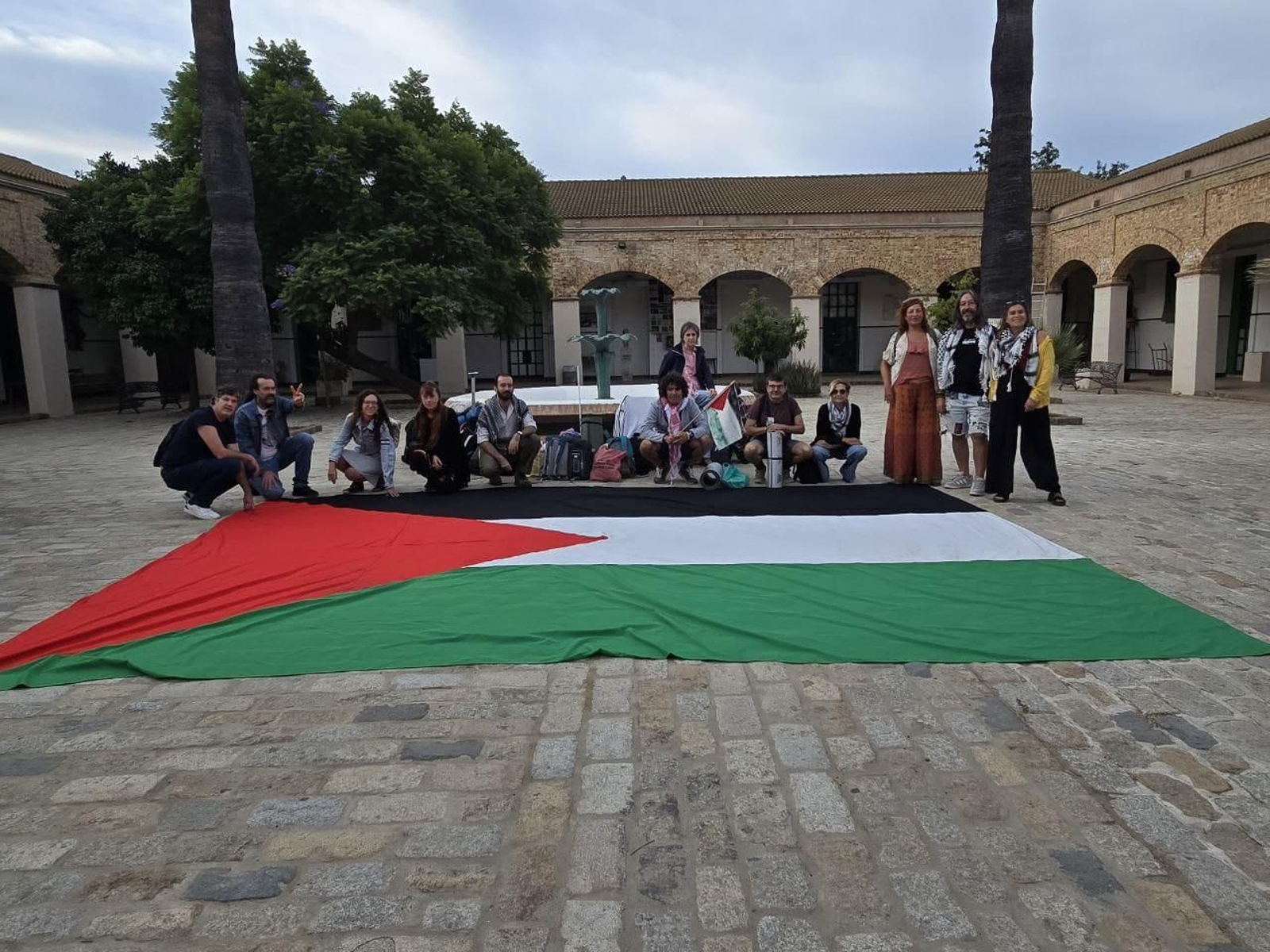 Miembros Marea Palestina Huelva en el encierro este martes por el pueblo palestino.
