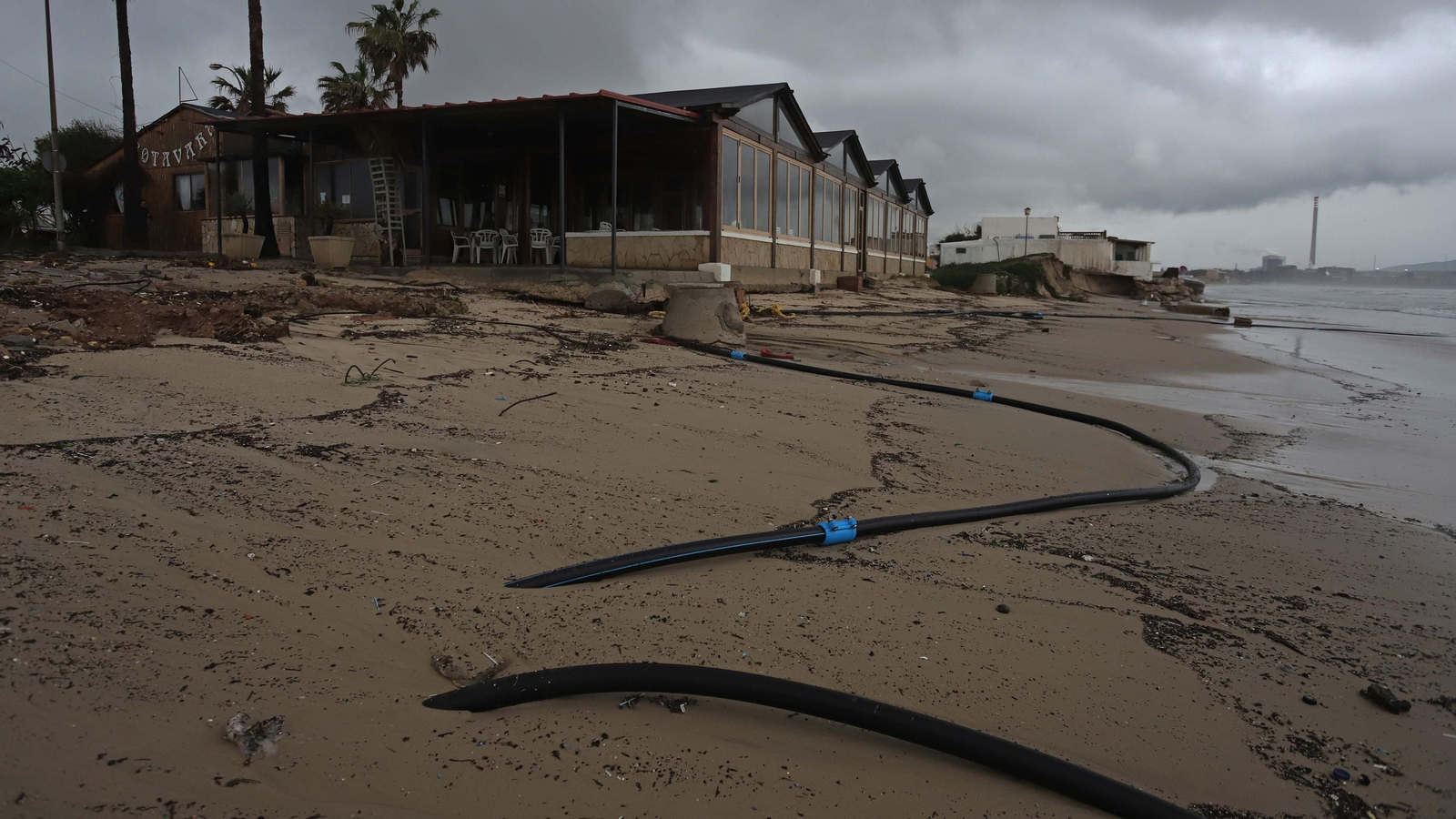 Fotos de la playa de El Rinconcillo tras el temporal Fotos de la playa de El Rinconcillo tras el temporal
