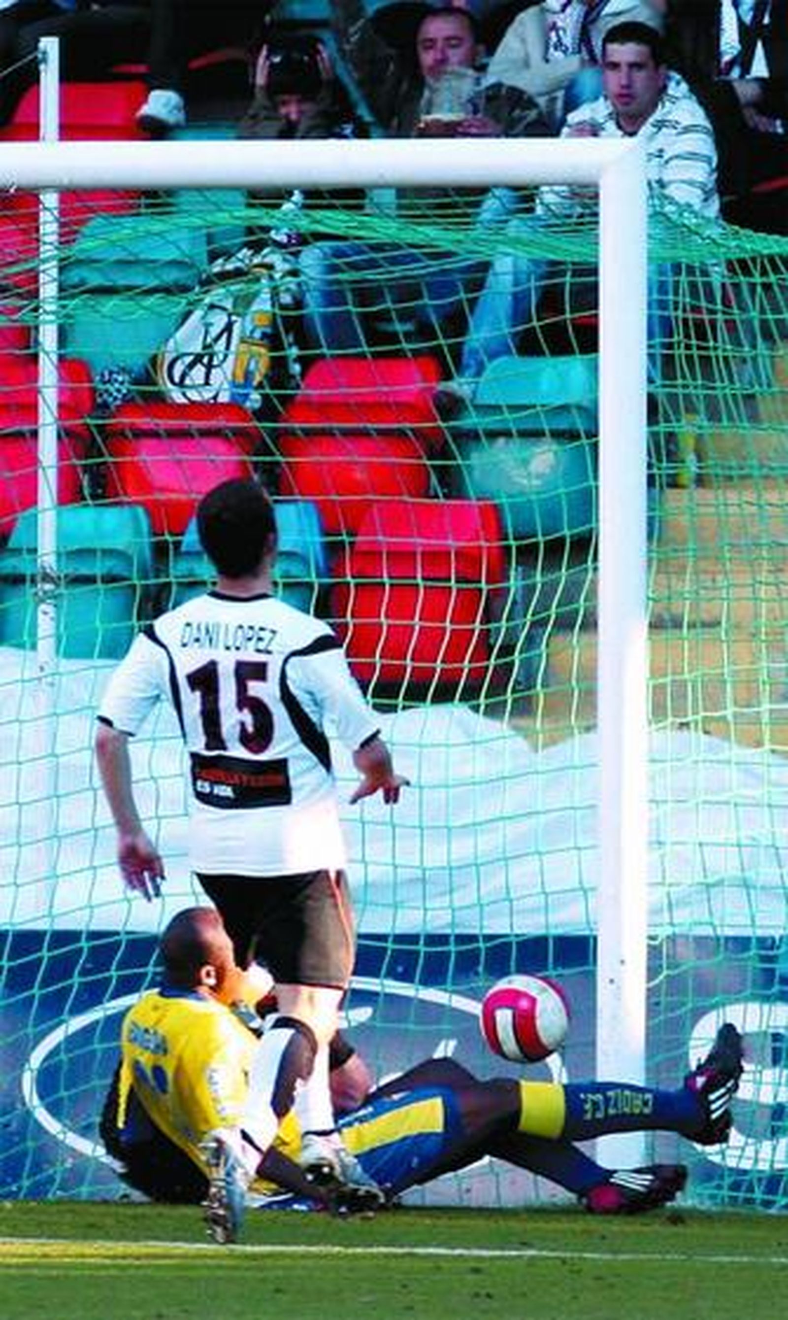 Bangoura remata desde el césped en la jugada del gol cadista.