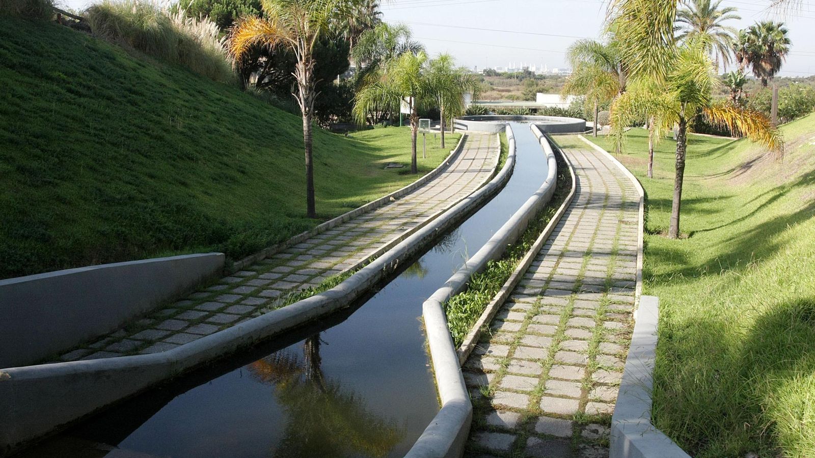 El agua surcando el parque