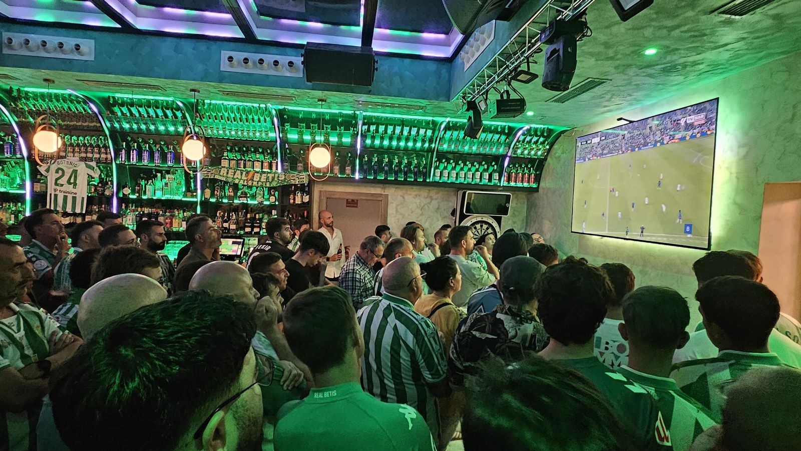 Así vivieron los béticos de Algeciras la final de la Conference League contra el Chelsea en el Botanic