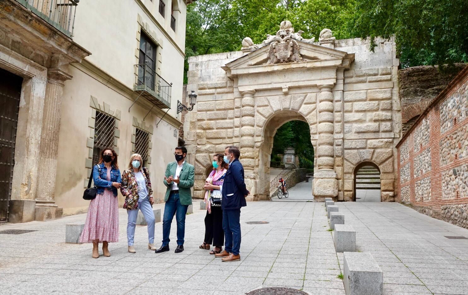Cuenca y algunos concejales a la entrada a la Alhambra