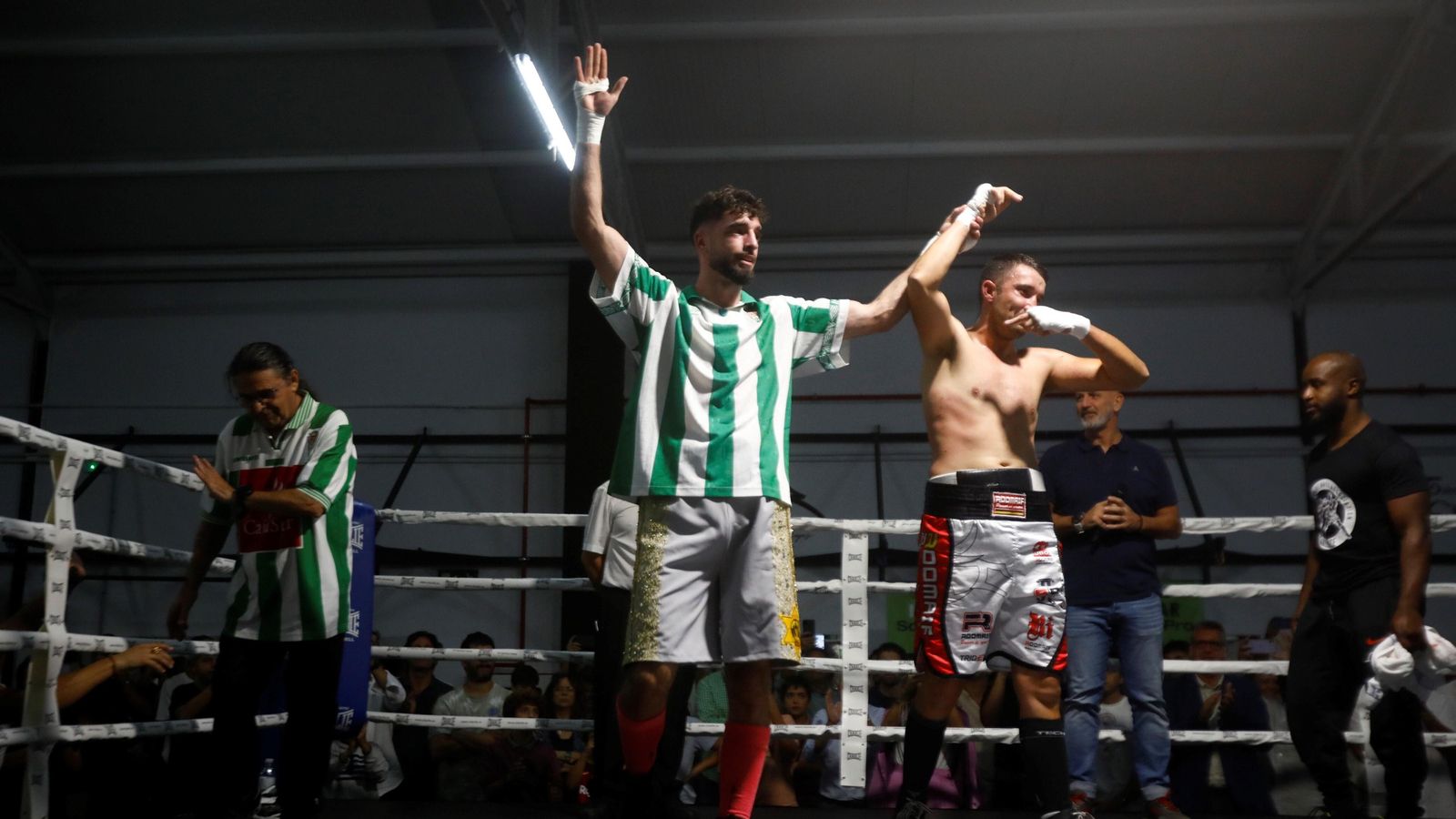 Navarro celebra el triunfo logrado ante Mathieu Gomes en Córdoba.