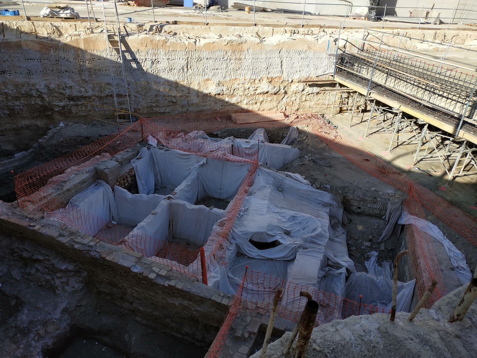 Imagen de las cuatro piletas encontradas en la obra del Metro que van a ser rescatadas.