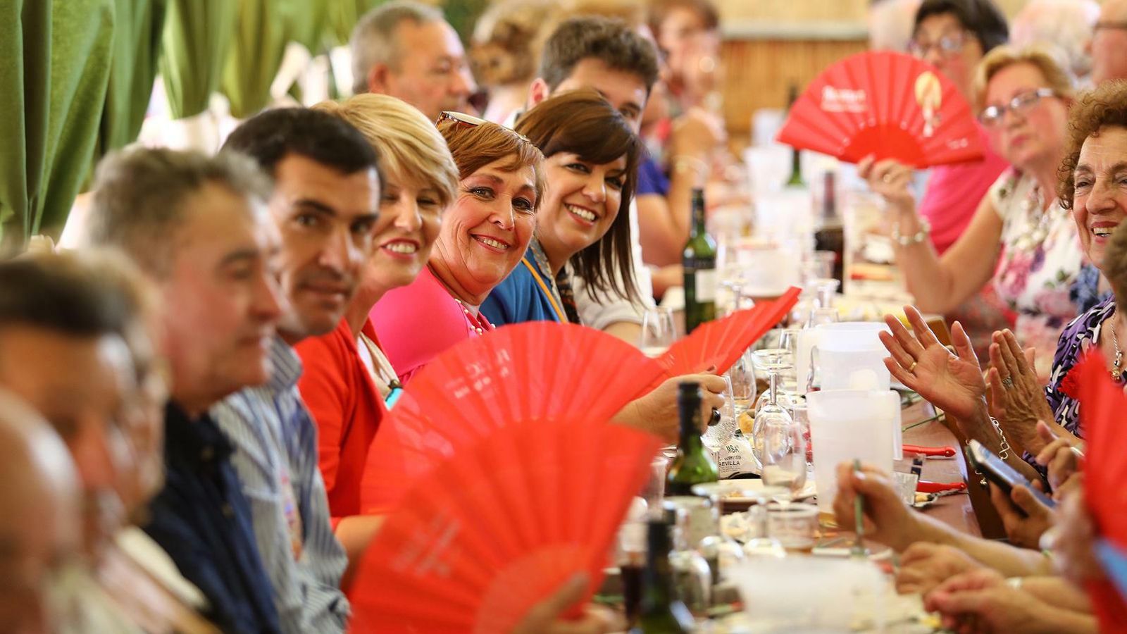 Algunos de los asistentes con los abanicos del PSOE repartidos en la Feria Algunos de los asistentes con los abanicos del PSOE repartidos en la Feria