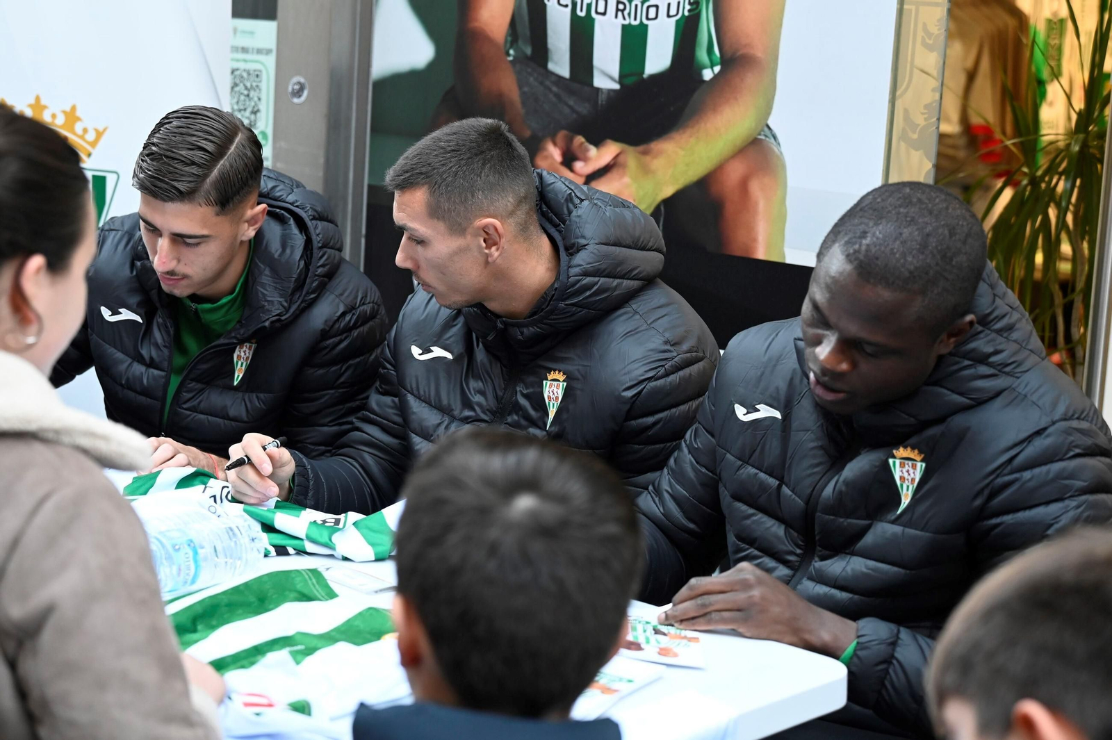 Furor en la tienda del Córdoba CF: las fotos de la firma de autógrafos de Requena, Fomeyem y Adri Fuentes